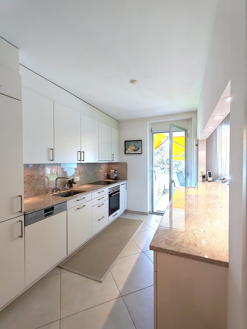 Moderne Küche mit Bar