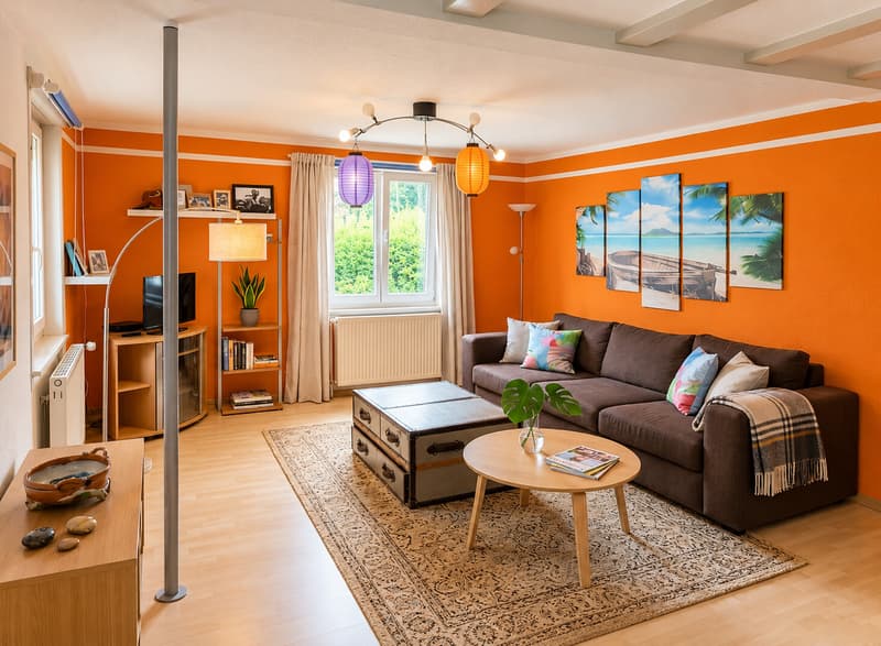 Helles Wohnzimmer mit Tropenakzenten