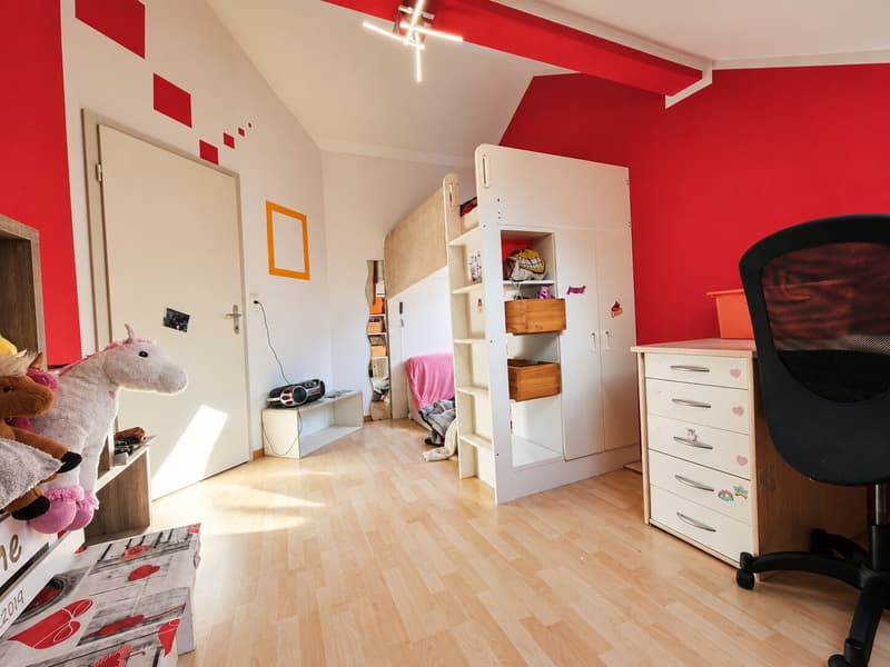 Helles Kinderzimmer in Rot und Weiss