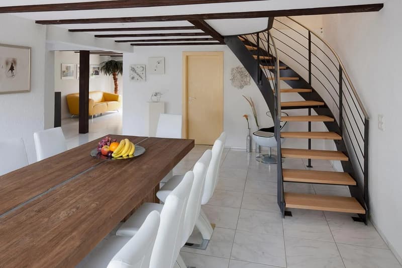 Charmantes 5-Zimmer-Doppelhaus mit Balkon in Effingen mieten (2)