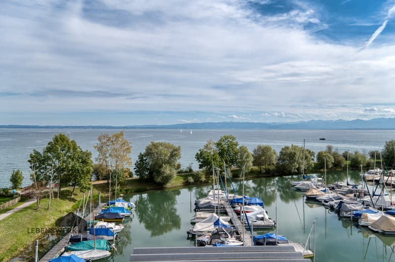 Schon beim Aufwachen geniessen Sie den Blick auf den Yachthafen  maritimes Flair und ein Hauch von Feriengefühl inklusive