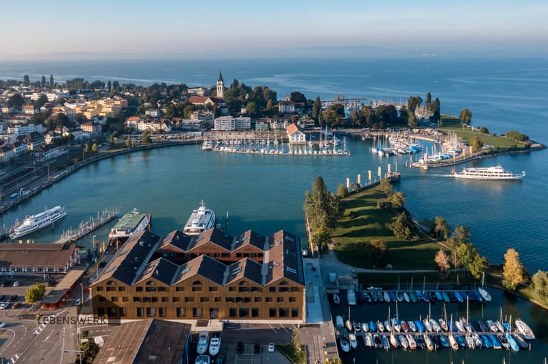 Das Kornhaus am Hafen Romanshorn, ein geschichtsträchtiges Bauwerk mit imposanter Präsenz