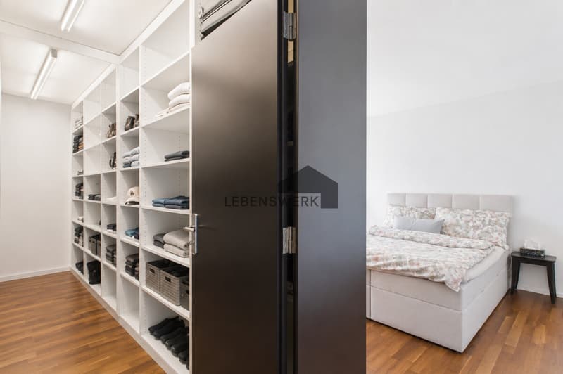 Gemütliches Schlafzimmer mit begehbarem Kleiderschrank.