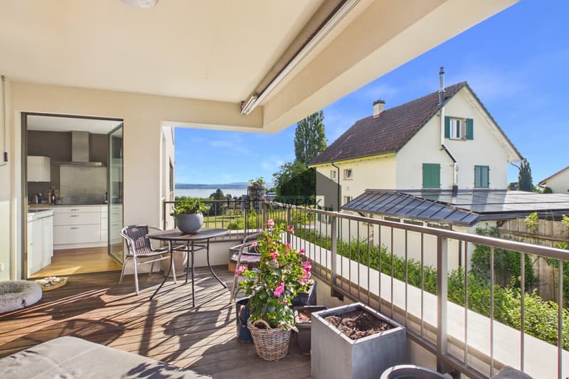 Von der Küche aus gelangen Sie direkt zu dem grossen Balkon.