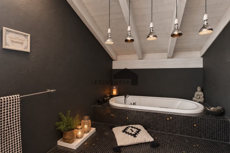 Entspannung pur  die Whirlpool-Badewanne schafft eine private Wellnessoase mit besonderem Spa-Ambiente.