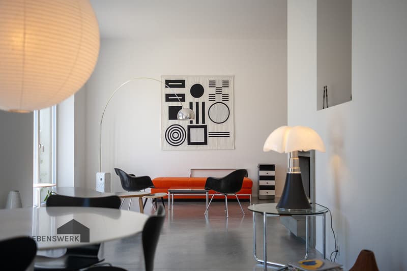Ausgewählte Designklassiker und die klare Architektur prägen den Wohnraum im Erdgeschoss
