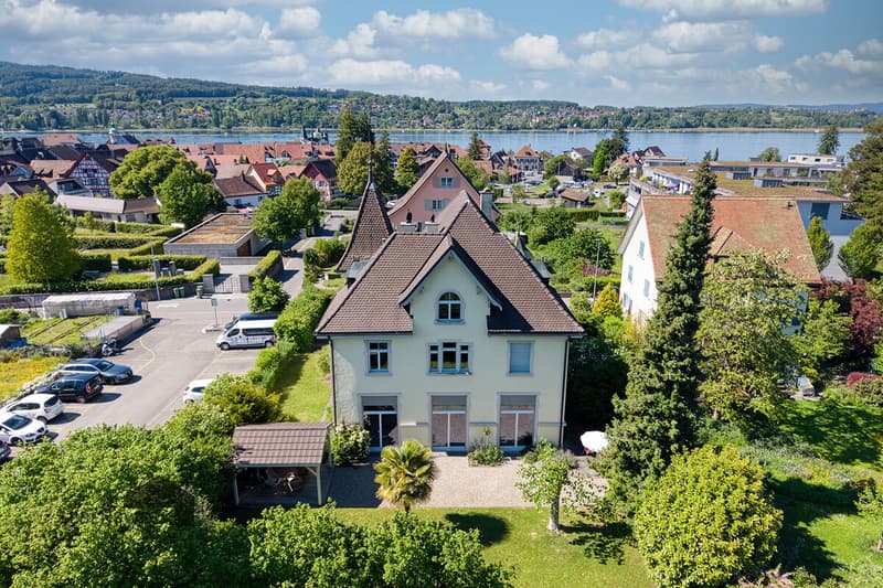 Die Villa verbindet Privatsphäre im Grünen mit der Nähe zum Untersee