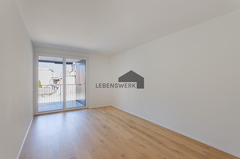 Helles Schlafzimmer 1 mit direktem Balkonzugang  ein stilvoller Rückzugsort zum Wohlfühlen.