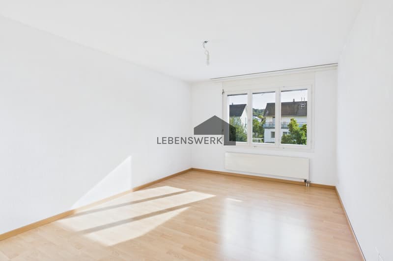 Das helle Zimmer bietet Platz zum Schlafen, Arbeiten oder für Gäste.