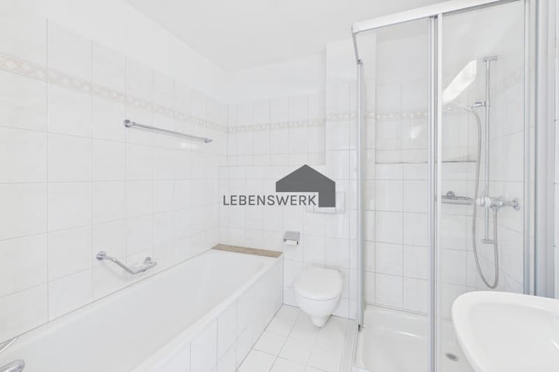 Die Badewanne lädt zu entspannten Momenten im Alltag ein.