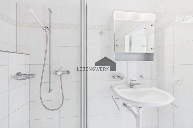 Die separate Dusche bietet Komfort für den täglichen Start in den Tag.