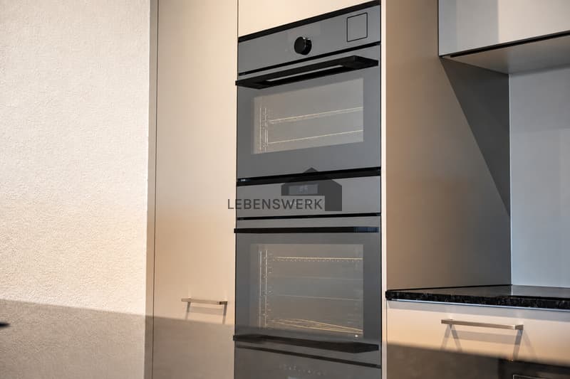 Die elegant integrierten Küchengeräte verbinden modernes Design mit Komfort beim Kochen.