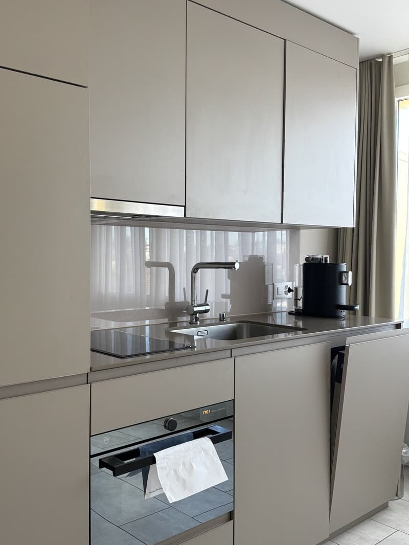 Sky Suite Glattbrugg mit Balkon, Aufenthalt 30 bis 89 Nächte (3)