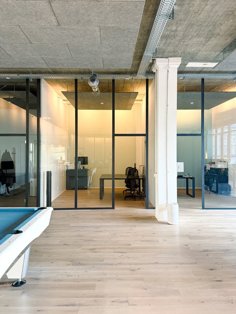 Modernes und helles Büro direkt an der Aare mit 393 m² zur Nachmiete. Helles Loft mit 3.75m Raumhöhe (8)