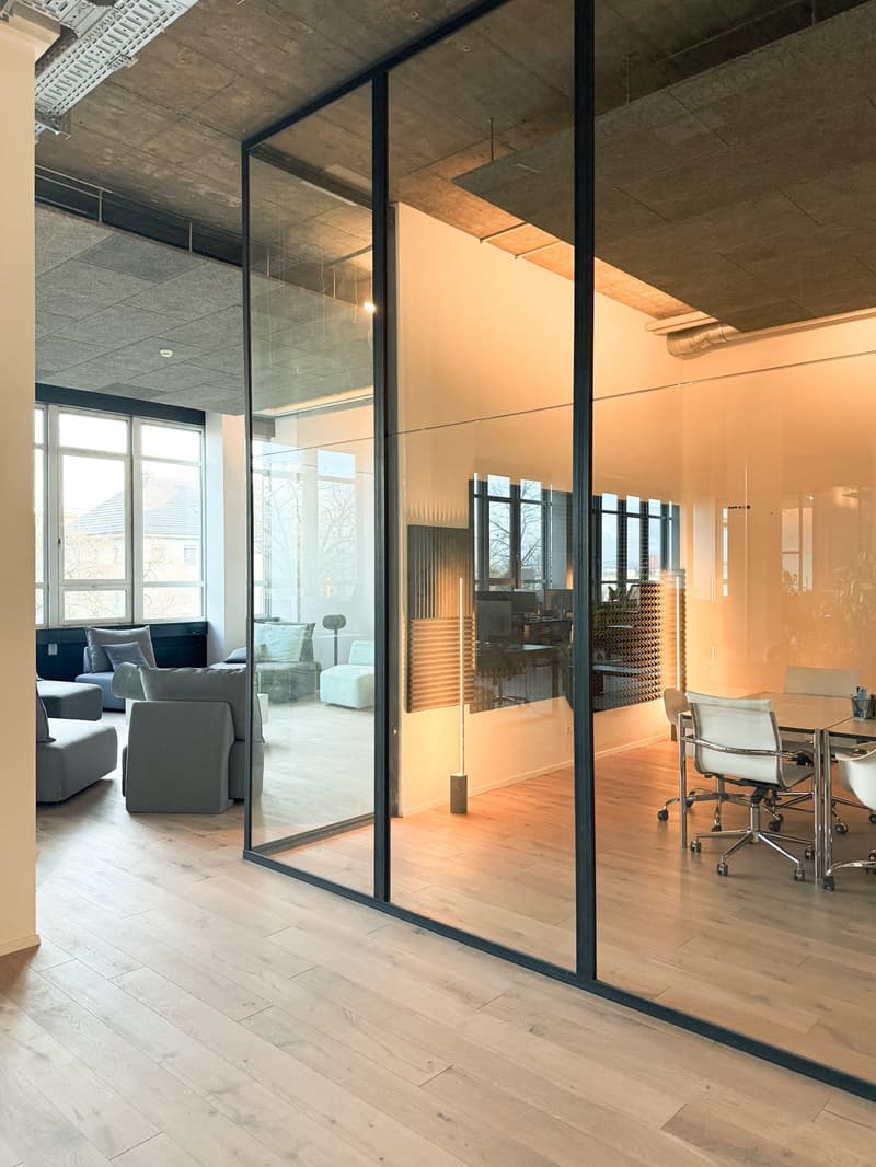 Modernes und helles Büro direkt an der Aare mit 393 m² zur Nachmiete. Helles Loft mit 3.75m Raumhöhe (9)