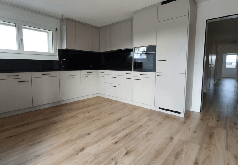Grosszügige 5.5-Zimmer-Wohnung mit Balkon und Garage in Altendorf (1)