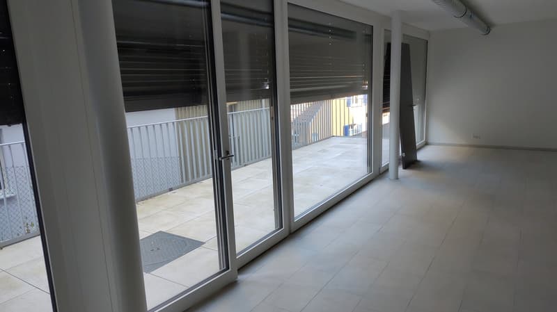 Grosszügiges Büro / Atelier mit Sitzplatz in Pfäffikon SZ, Erstbezug (3)