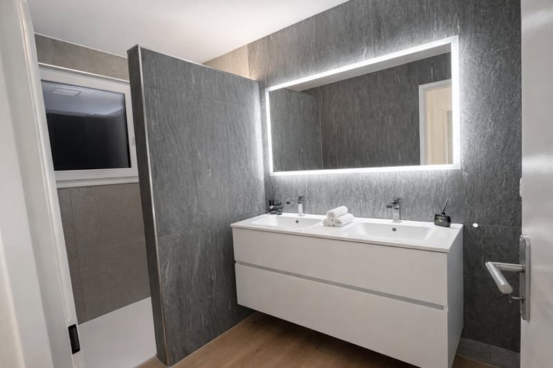 Freshly renovated, sunny 4.5 room apartment with lake view and private garden (6)
