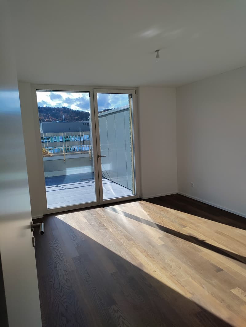 Luxuriöse, ruhige 2.5-Zimmer-Attikawohnung mit zwei grossen Terrassen in Erstvermietung (5)