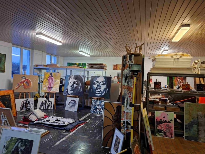 Vielseitiger Gewerberaum mit Atelier-Charakter in Bülach (1)