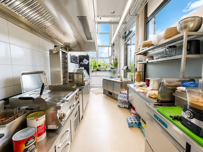 ERFOLGREICHER TAKE-AWAY IN BESTER LAGE VON HORGEN – MIT GROSSER SEETERRASSE & ENORMEM POTENZIAL (3)