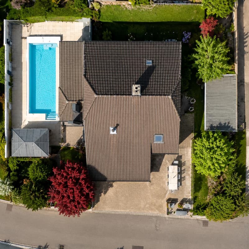 Grosszügiges Einfamilienhaus mit Pool, Wintergarten und vielseitigem Raumangebot (2)