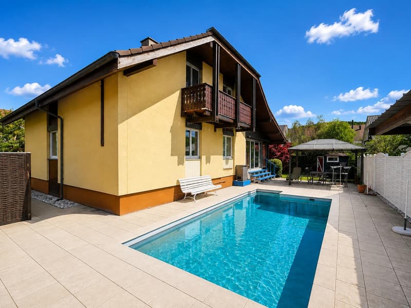Grosszügiges Einfamilienhaus mit Pool, Wintergarten und vielseitigem Raumangebot (1)