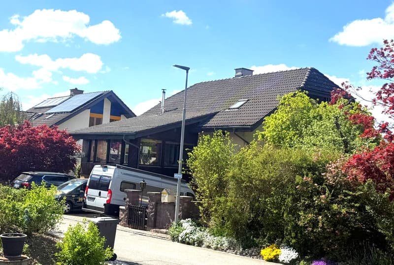 Grosszügiges Einfamilienhaus mit Pool, Wintergarten und vielseitigem Raumangebot (2)