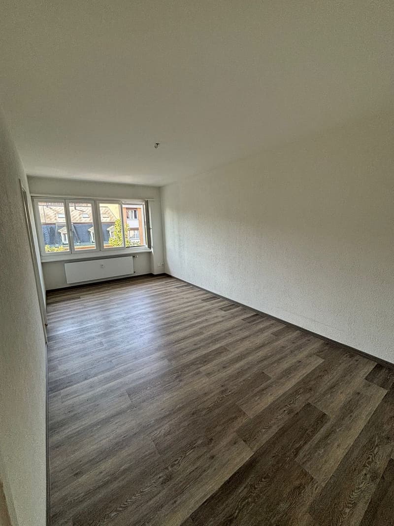 Moderne 1.5-Zimmer-Wohnung mit separater Küche an ruhiger Lage (2)