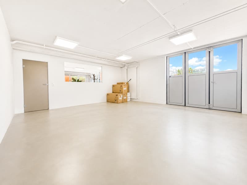 MODERNE INDUSTRIEHALLE MIT BÜROFLÄCHEN & 20 PARKPLÄTZEN IN KLEINDÖTTINGEN (2)