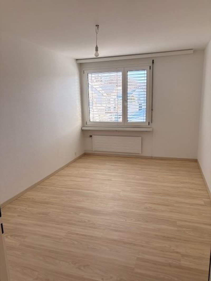 Schöne, grosszügige 5.5 Zimmer-Wohnung an ruhiger Lage nähe Schule und Einkaufsmöglichkeiten (9)