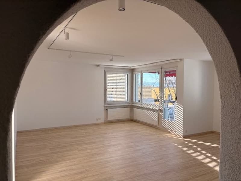 Schöne, grosszügige 5.5 Zimmer-Wohnung an ruhiger Lage nähe Schule und Einkaufsmöglichkeiten (3)