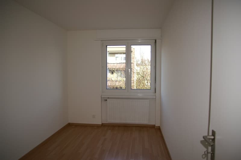 Moderne 4-Zimmer-Wohnung mit Gartensitzplatz in Niederhasli (3)