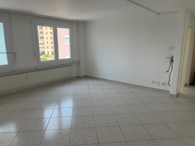 Geräumige 5.5-Zimmer-Wohnung an der Hauptstrasse in Biberist –sofort verfügbar!" (2)