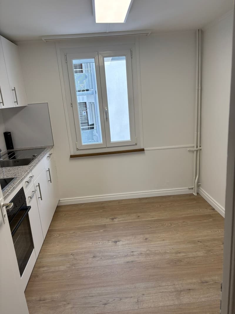 Charmante 4-Zimmer-Altbauwohnung mit Balkon und Garage in Zentrum von Einsiedeln (3)