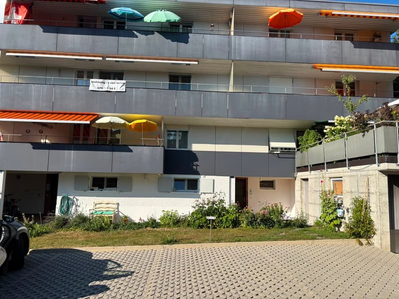 Charmante 4-Zimmer-Altbauwohnung mit Balkon und Garage in Zentrum von Einsiedeln (2)