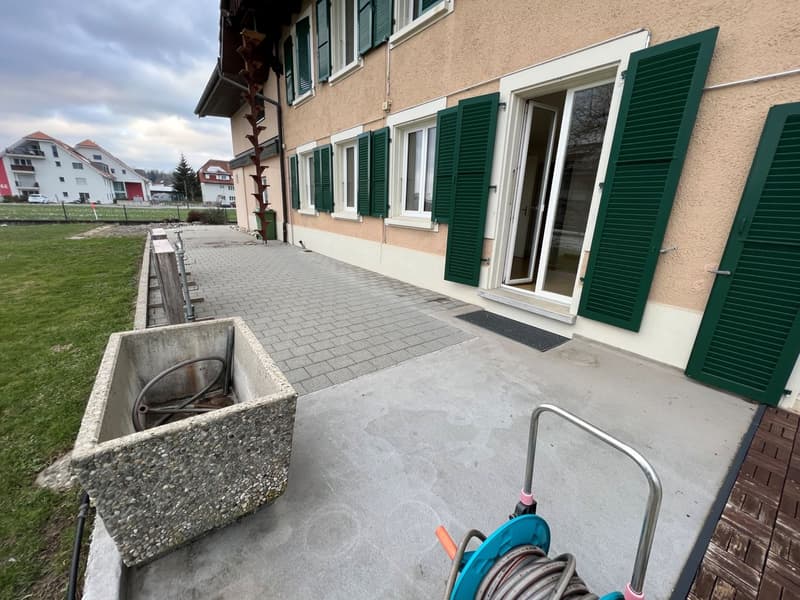 Zu vermieten helle 3 1/2 Zimmer Parterrewohnung mit grossem Sitzplatz (4)