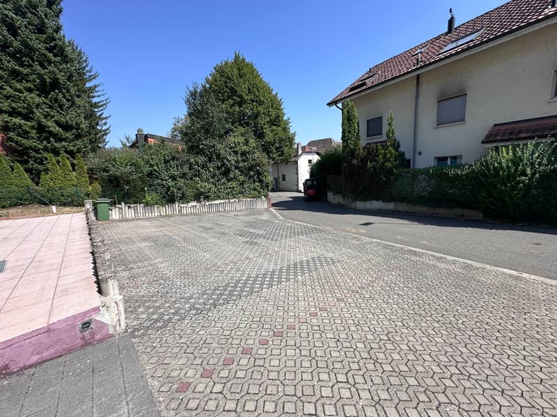 Aussenparkplatz mit optionaler E-Ladestation in Lengnau BE zu vermieten (1)