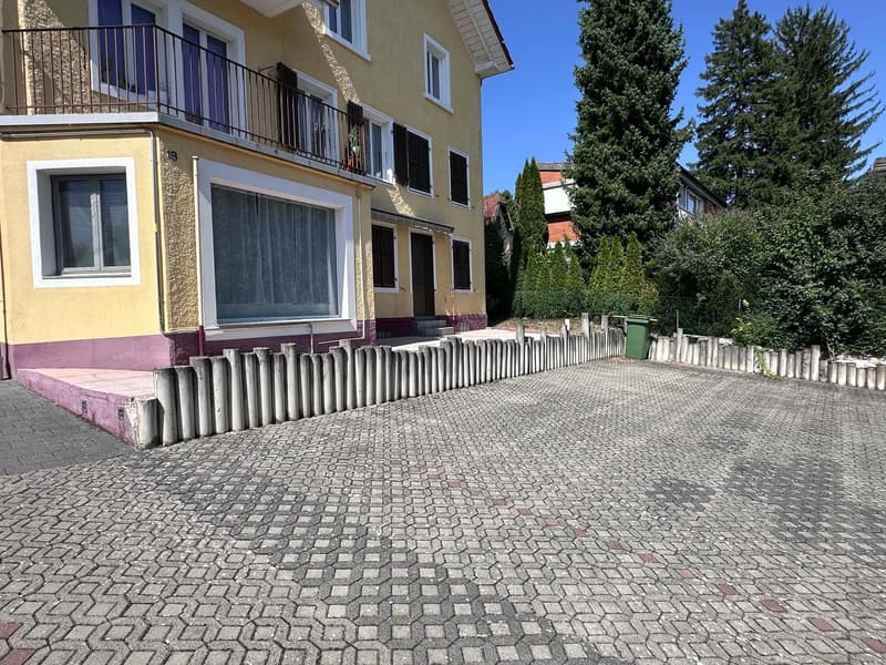 Aussenparkplatz mit optionaler E-Ladestation in Lengnau BE zu vermieten (2)