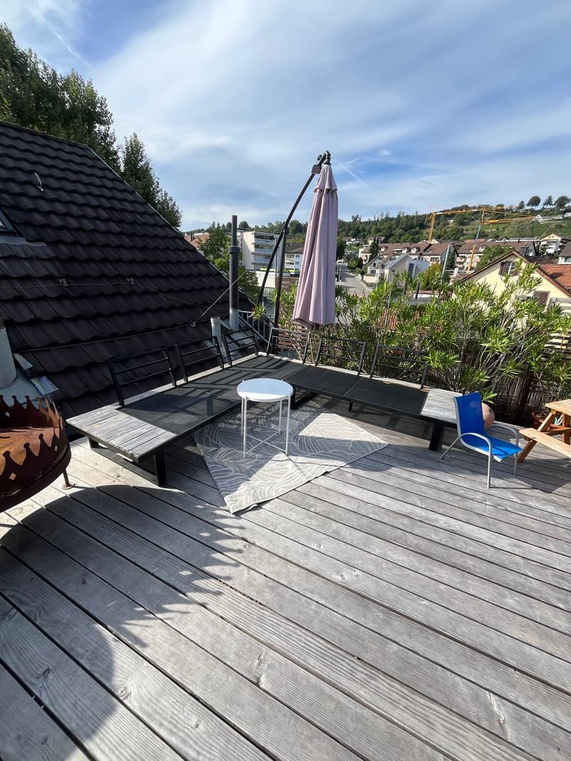 Charmante 2.5-Zimmer-Dachwohnung an sonniger Lage in Uetikon am See (2)