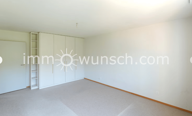Helle, sowie grosszügige 3 ½ Zi. Eigentumswohnung mit gedecktem Balkon und Aussicht auf den Weiher (12)