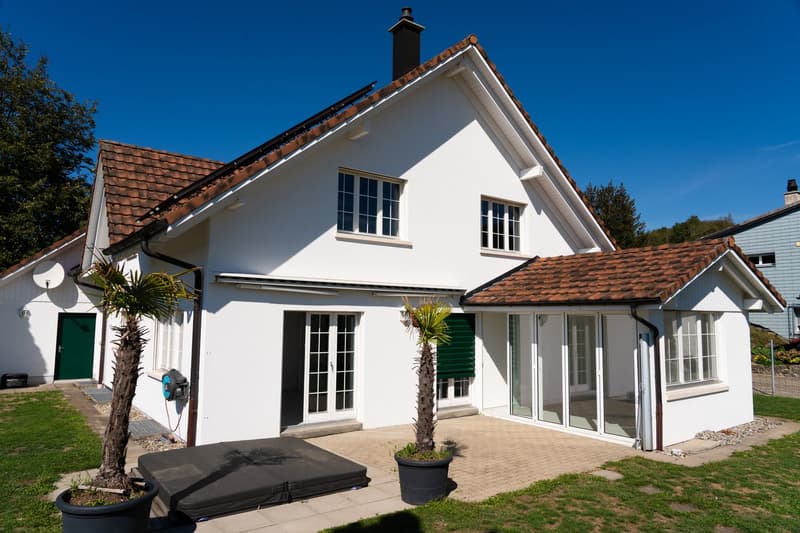 Freistehendes Einfamilienhaus mit grosszügigem Garten und Weitsicht (1)