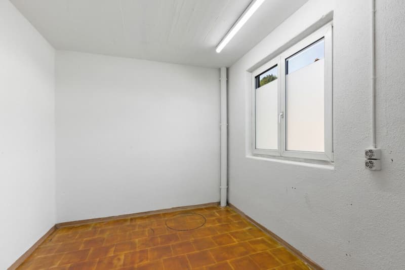 Sofort nutzbar - ausgebaute Gewerbehalle mit Aussenfläche (6)
