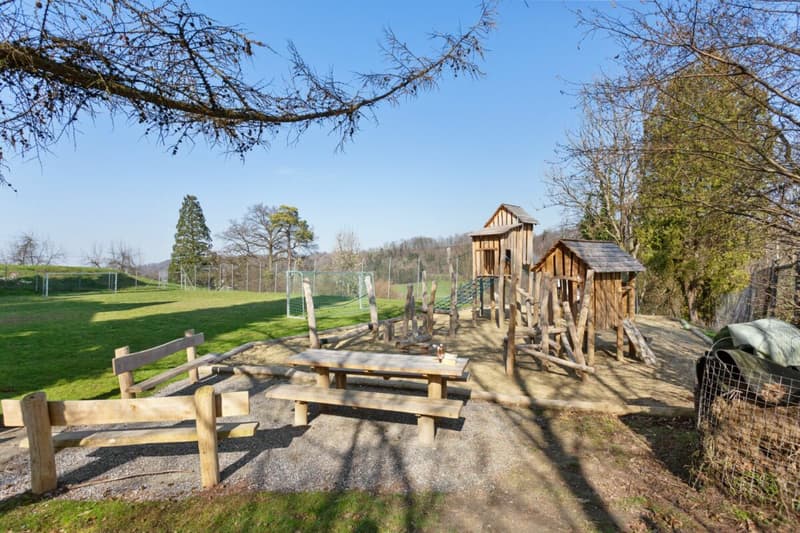 Wiese und Spielplatz zur Mitbenützung