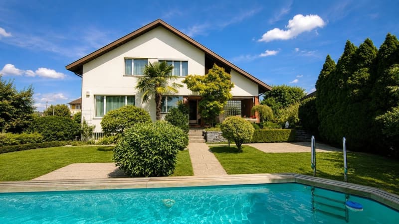 Freistehendes Einfamilienhaus mit Swimmingpool (2)