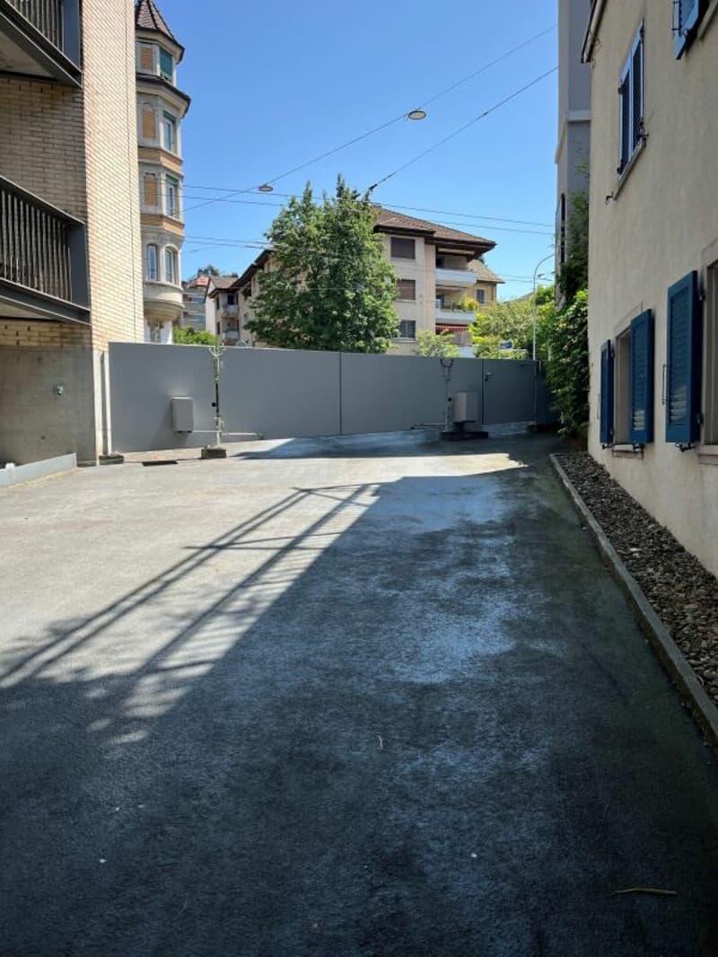 Central car parking space in close proximity to Rigiplatz (2)