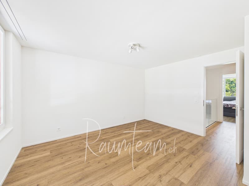 Helle und geräumige Schlafzimmer