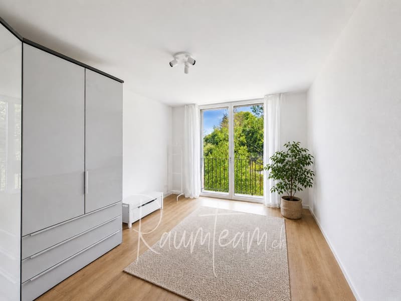 Zwei ca. 16 m² grosse Zimmer sind spiegelverkehrt - mit Waldblick