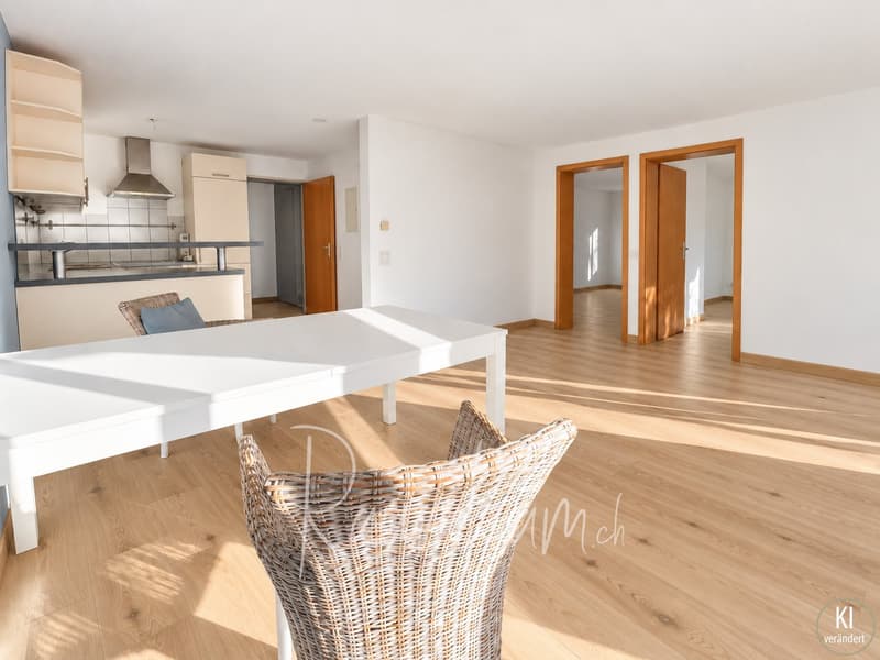 Wohn- und Esszimmer mit visualisiertem Parkettboden