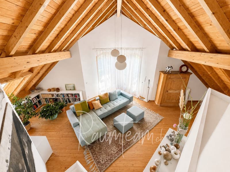 Holz, grosse Fenster und hochwertige Materialien
